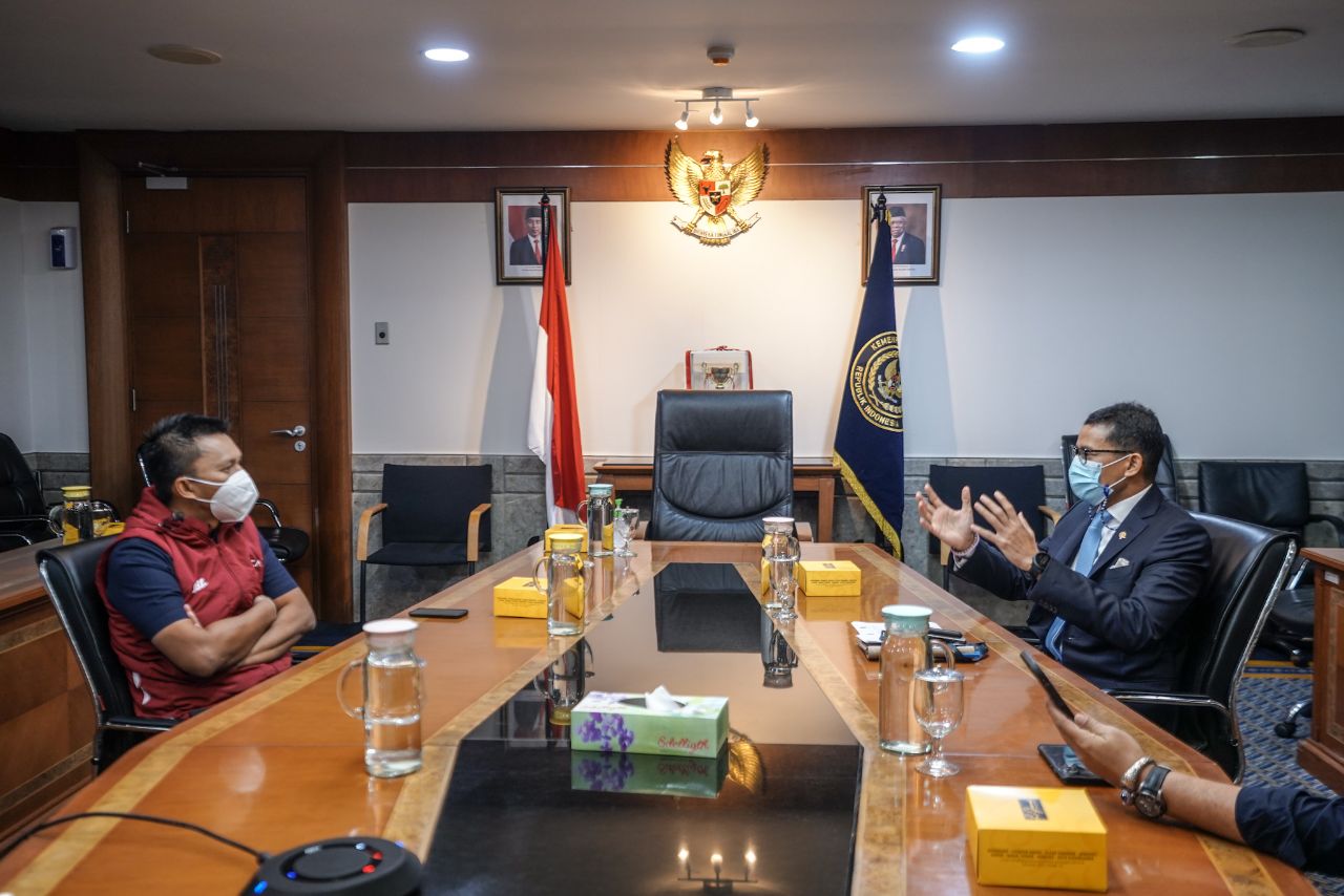 Menparekraf Sandiaga Uno (kanan) berdialog dengan CEO sekaligus founder DBL Indonesia Azrul Ananda.