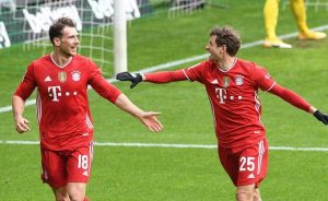 Gelandang Bayern Muenchen Leon Goretzka (kiri) melakukan selebrasi bersama Thomas Mueller selepas mencetak gol pembuka keunggulan atas Werder Bremen dalam lanjutan Liga Jerman di Stadion Allianz Arena, Muenchen, Jerman, Sabtu (13/3/2021). Foto : Antara/Reuters/pool/Carmen Jaspersen