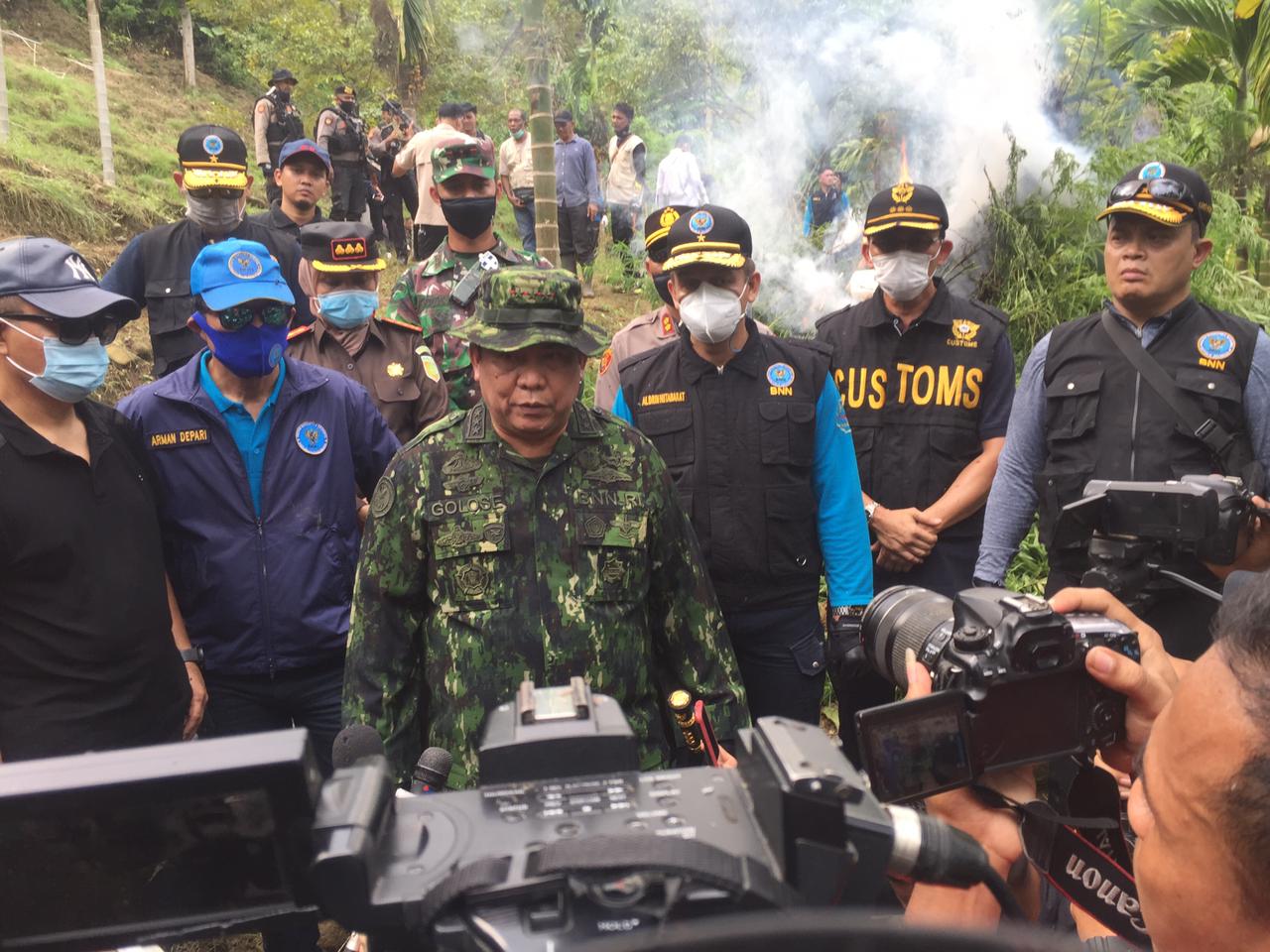 Kepala BNN RI Komjen Pol Petrus Golose (tengah) memberikan keterangan kepada awak media.