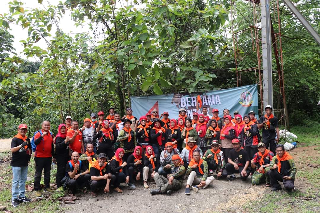 Tim Ekspedisi AKBM di kaki Gunung Lalana, Desa Cibadak, Ciampea, Kabupaten Bogor, Minggu (5/12/2021). Foto : Juni Armanto/Indoposco.id