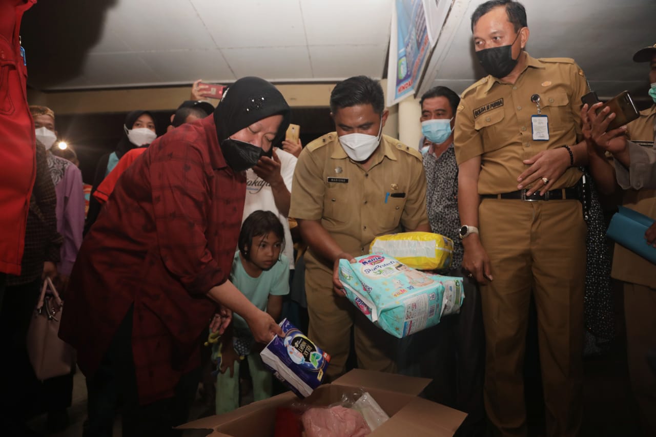 Mensos Tri Rismaharini menyerahkan bantuan ke korban banjir di Kabupaten Sintang, Kalimantan Barat. Foto : Kemensos