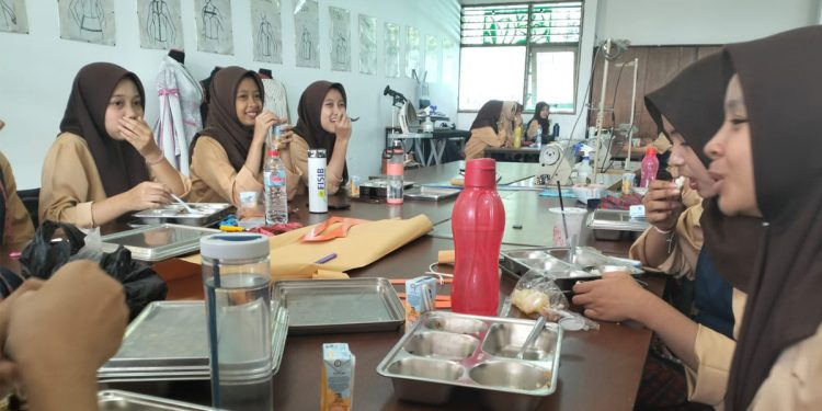 Ilustrasi siswa tengah menyantap makan bergizi gratis. Foto: Dok INDOPOSCO